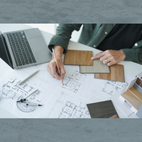 Plan d’architecte et échantillons de bois pour la rénovation intérieure en Corse, choix des matériaux.