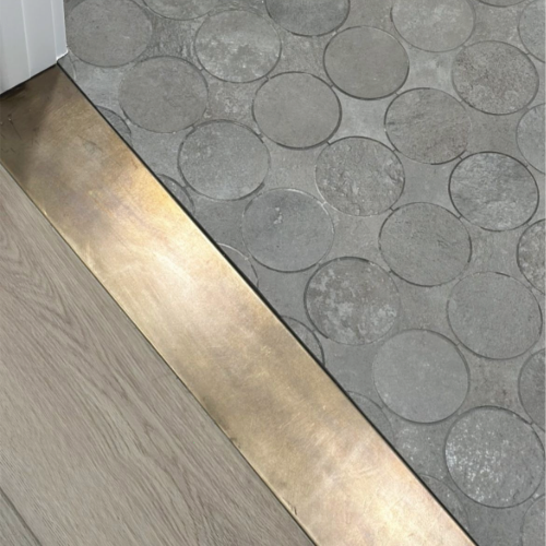 Transition élégante entre bois et carrelage design
