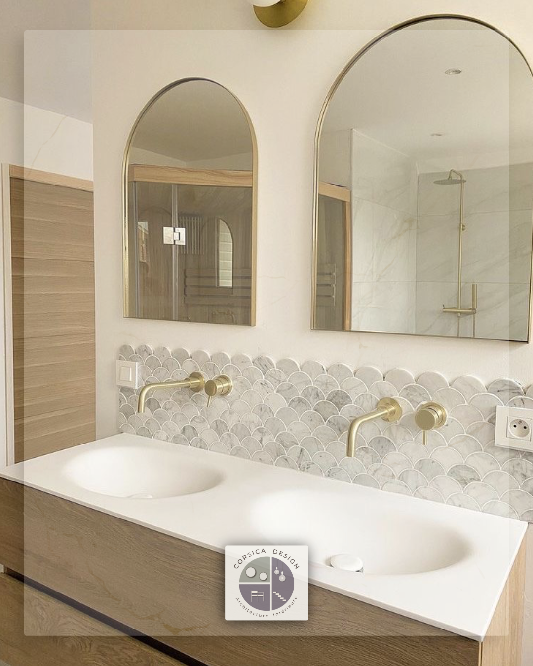 Salle de bain avec carrelage chevrons