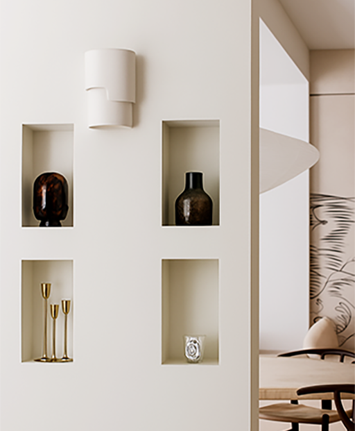 Mur de séparation avec niches murales décoratives et objets design, dans une ambiance contemporaine pensée par Corsica Design.