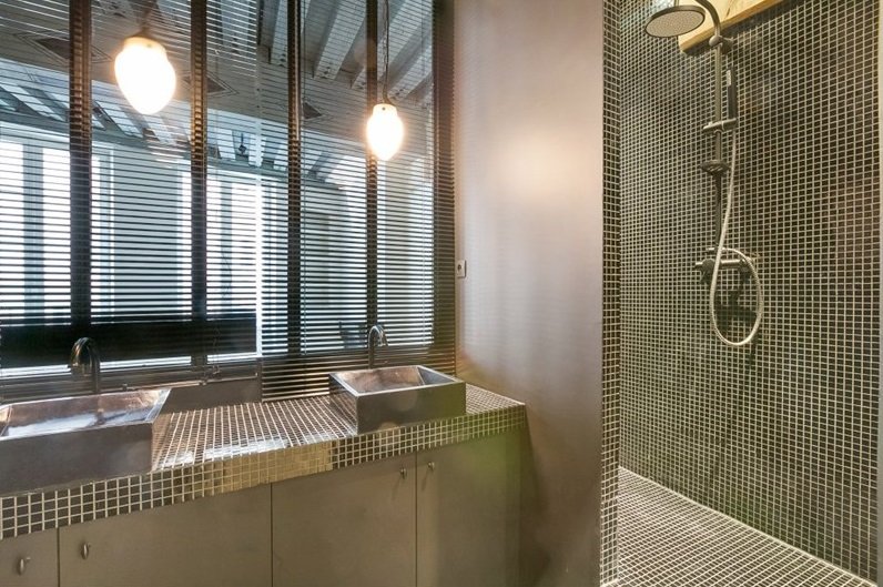 Effet miroir et textures minérales – Petite salle de bain au style affirmé