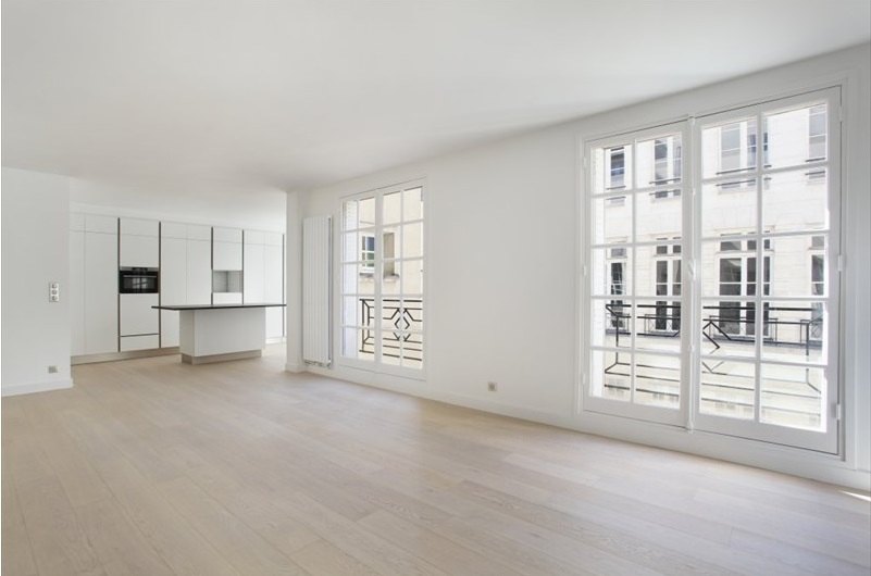 Appartement haussmannien, séjour, îlot de cuisine et hautes fenêtres