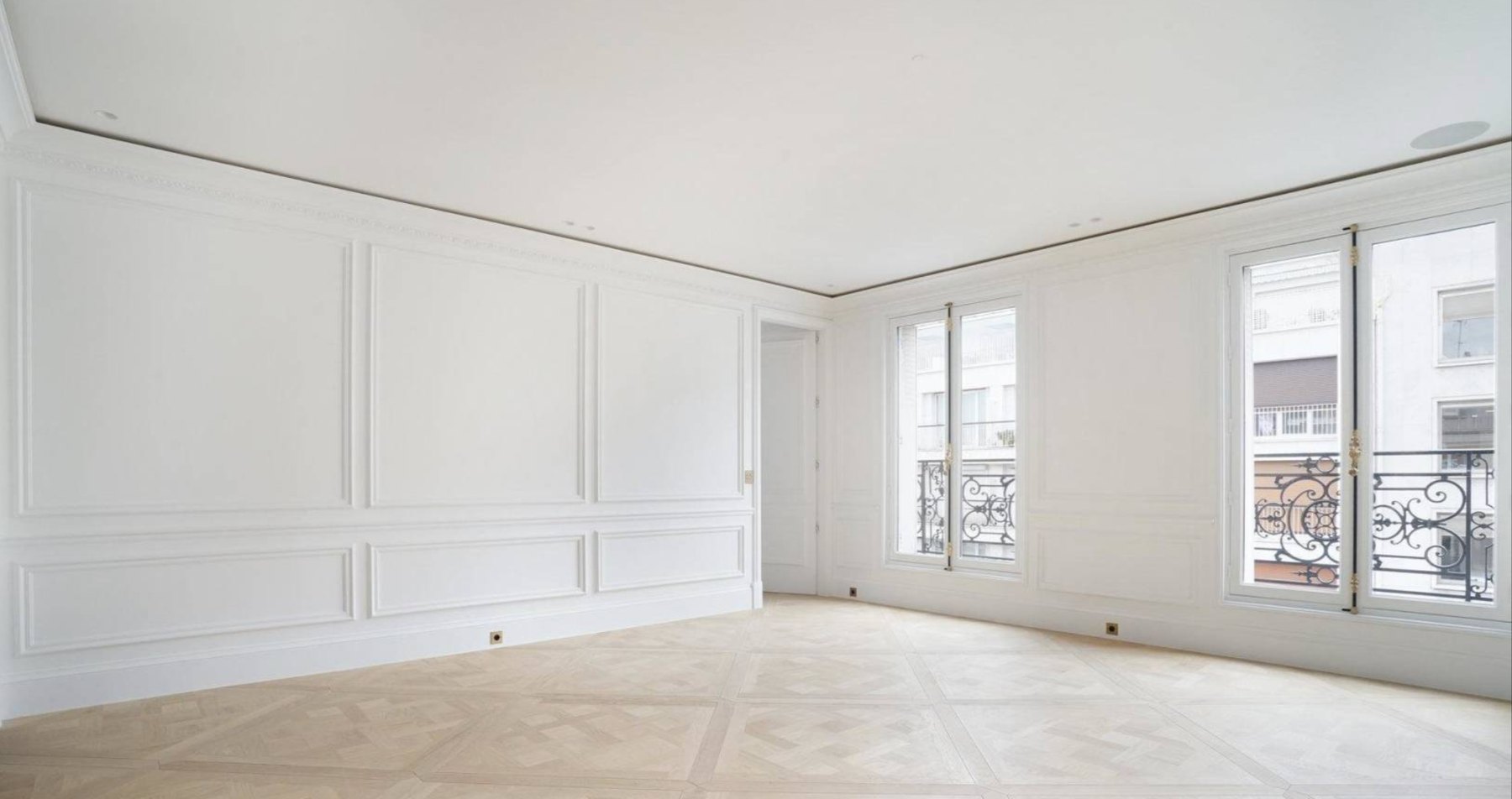 Appartement haussmannien, pièce à moulures et parquet point de Hongrie