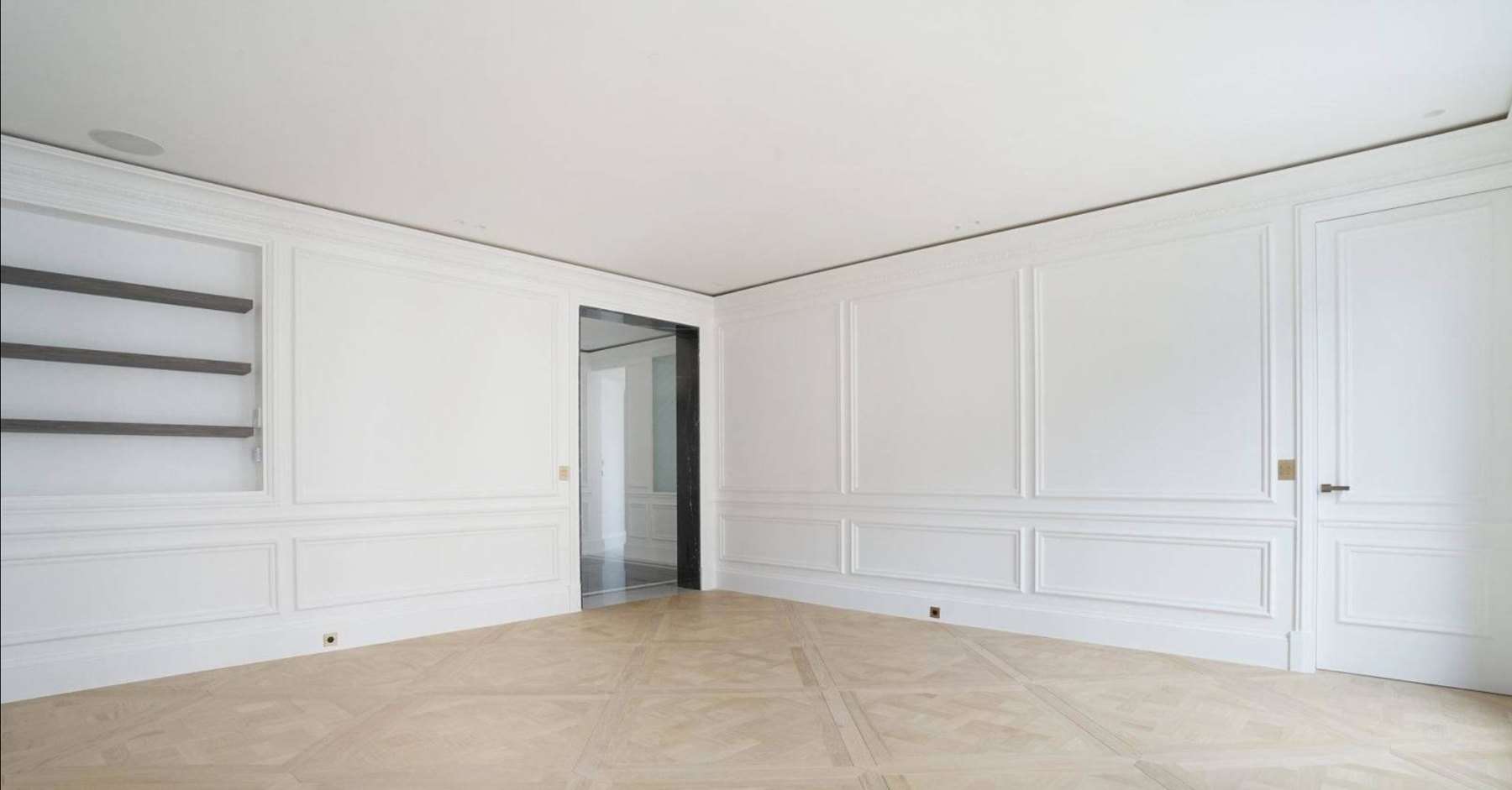 Appartement haussmannien, bibliothèque en niche et boiseries blanches