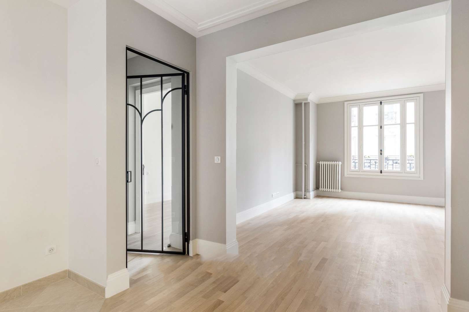 Appartement haussmannien, verrière intérieure en métal noir