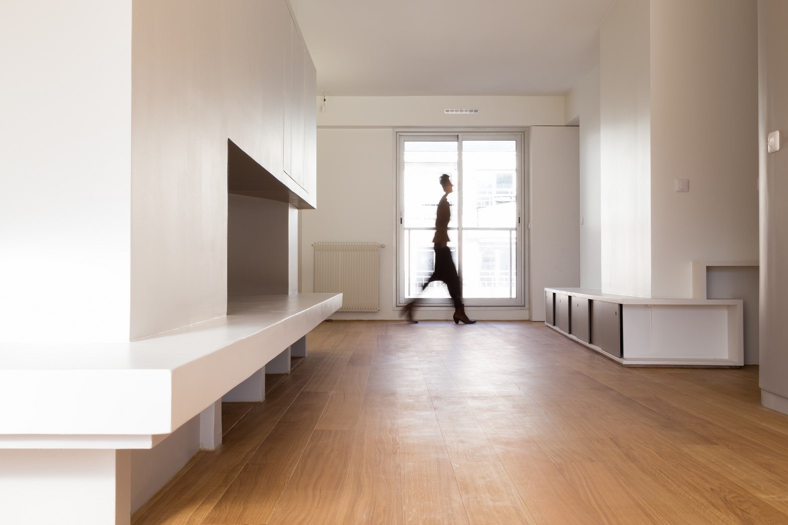 Appartement Levallois, séjour traversant et bancs sur mesure en laque blanche