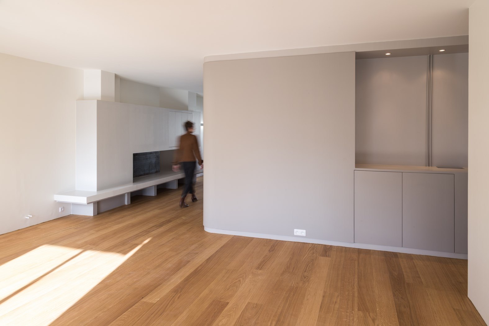 Appartement Levallois, séjour, niche télévision et parquet de chêne