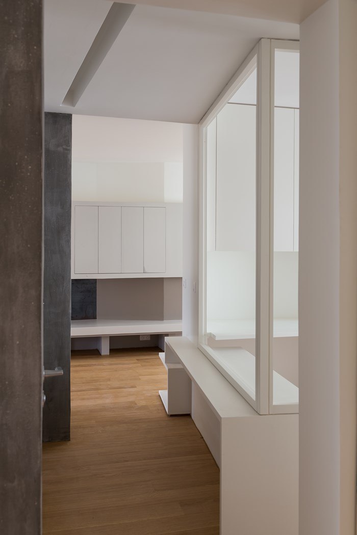 Appartement Levallois, verrière intérieure et poteau de structure laissé brut