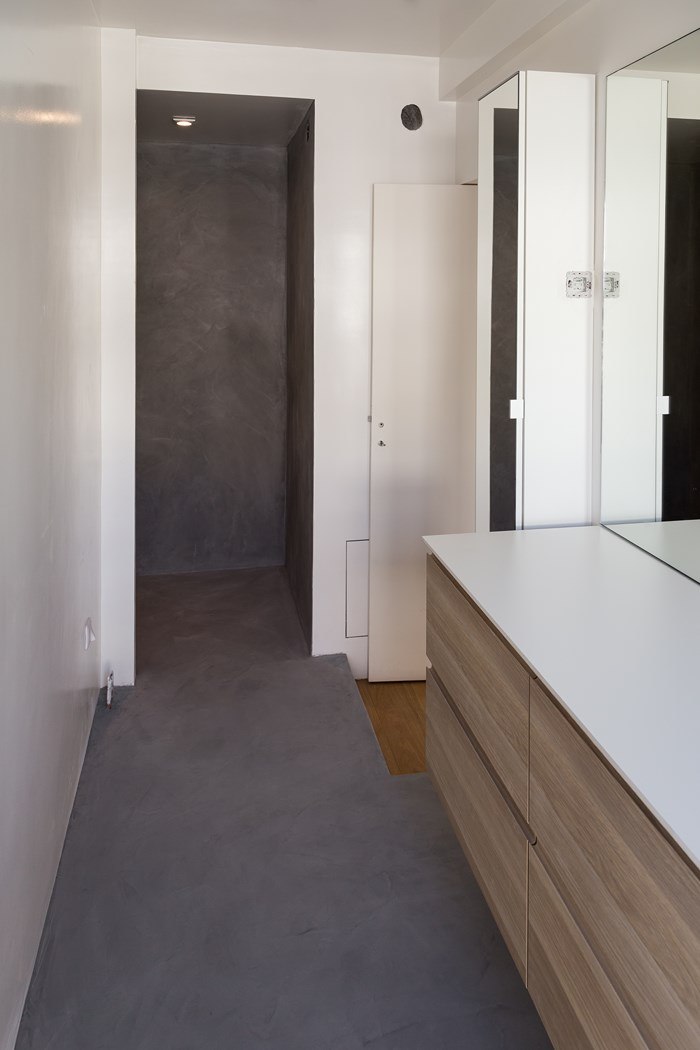 Appartement Levallois, dressing et sol en béton ciré