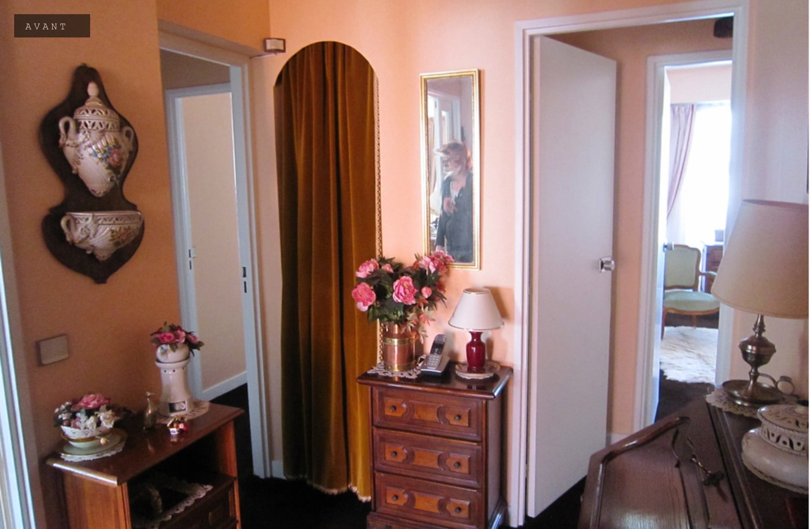 Appartement Levallois avant travaux, entrée cloisonnée aux murs saumon