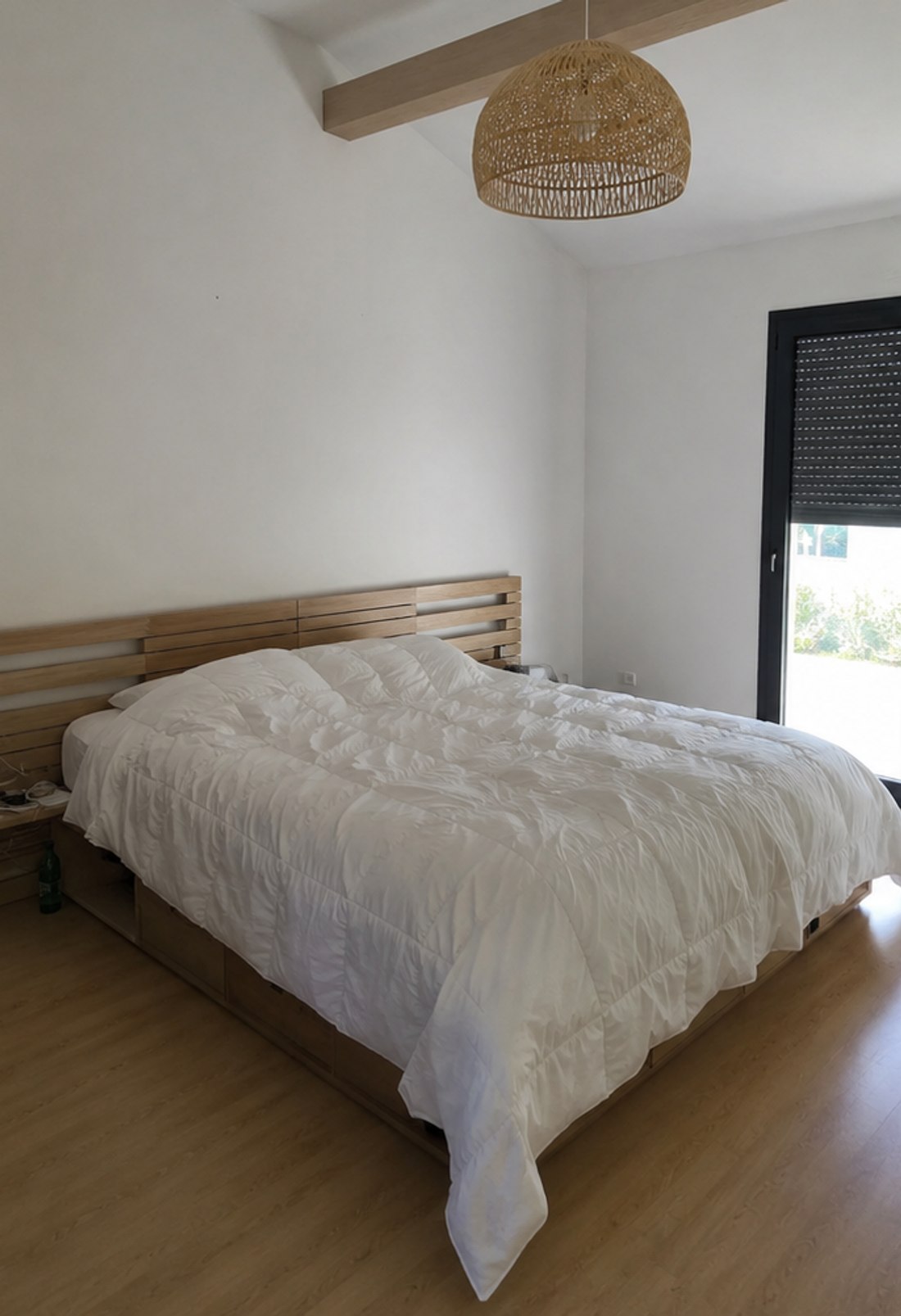 Chambre avant travaux, murs blancs et éclairage froid