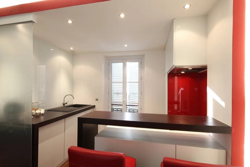 Cuisine blanche, plan sombre et coin repas