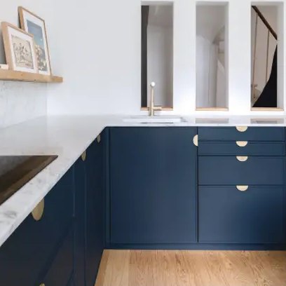 Cuisine bleu nuit, plan en marbre et poignées laiton